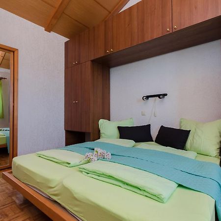 Apartments And Room Drazen Novi Vinodolski Bagian luar foto