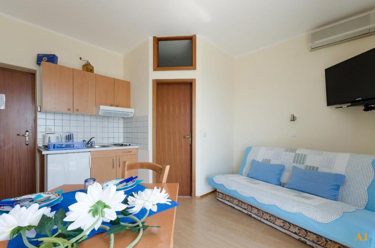 Apartments And Room Drazen Novi Vinodolski Bagian luar foto