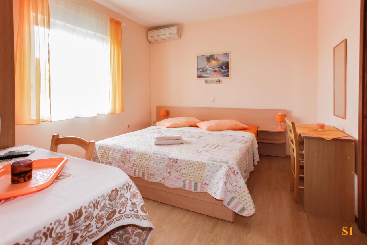 Apartments And Room Drazen Novi Vinodolski Bagian luar foto